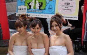 怎么让女人下面更紧_BD迅雷电影在线