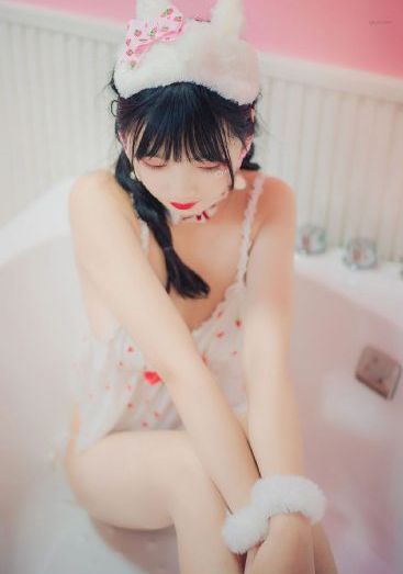 欧美t恤女装搭配_高清高清在线